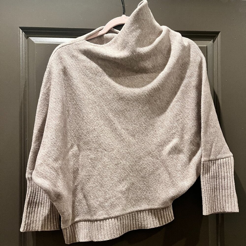 Asymmetrical Sweater in Excellent Condition; Thick material for the winter
